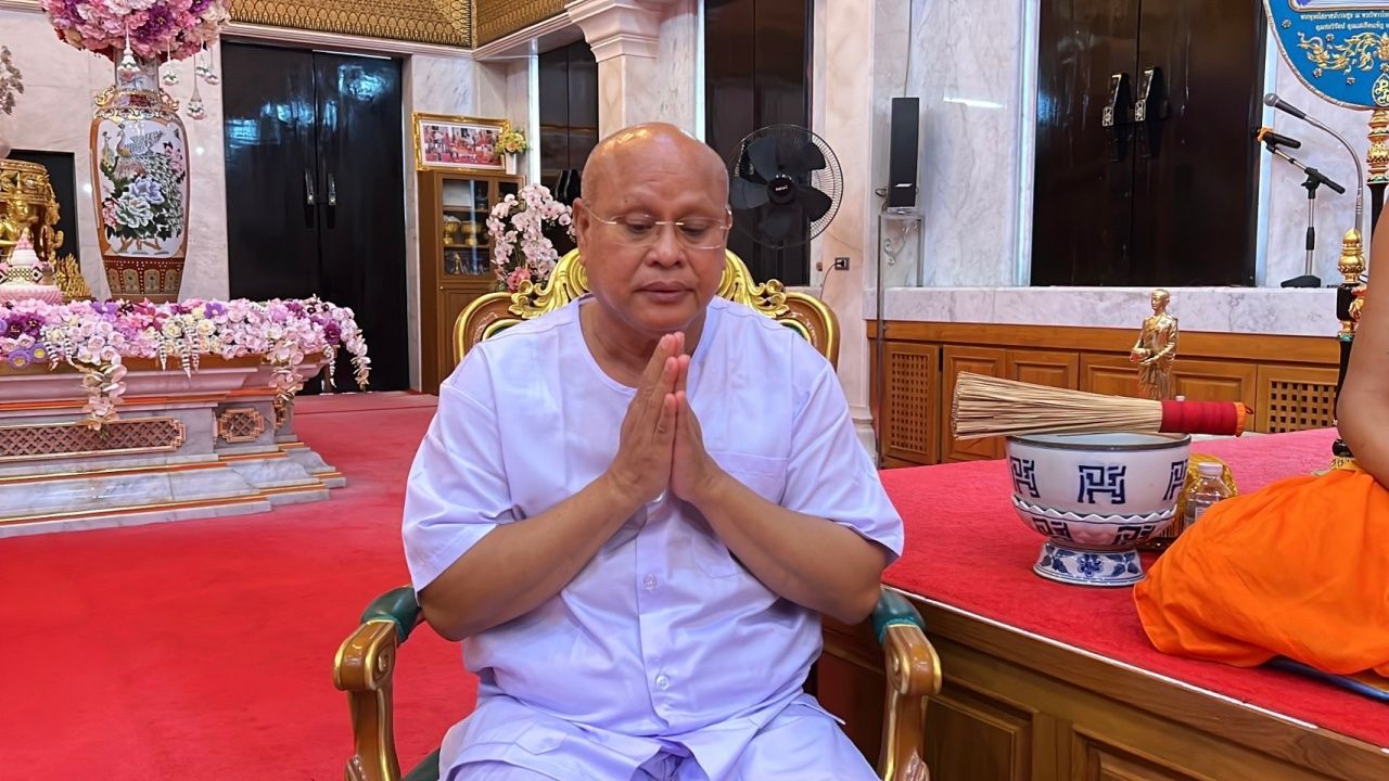 “เจ้าคุณริด” 在披集前主教面前开诚布公，只能拍肩鼓励，要求坚强