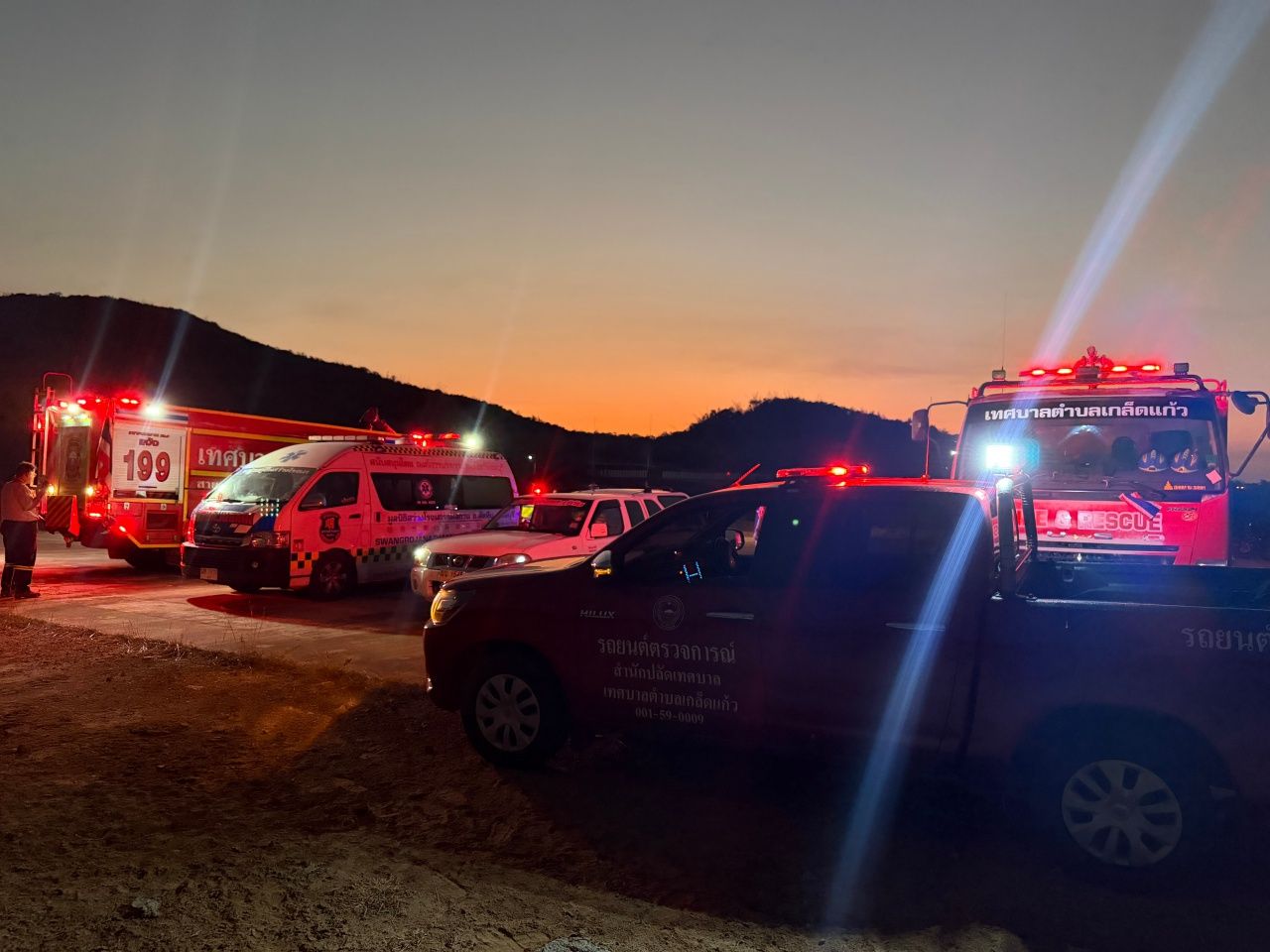 山火蔓延到萨梅撒山 集中超过10辆消防车加紧控制局势