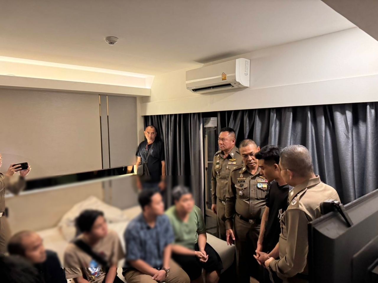 控制4名嫌疑人 在素万那普机场扰乱航班，查获10架无人机，加紧扩展调查