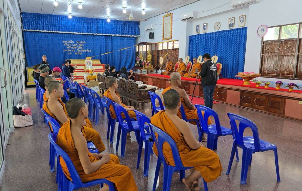 女儿悲伤地接母亲骨灰，神秘死于日本按摩店，等待尸检结果揭开谜团