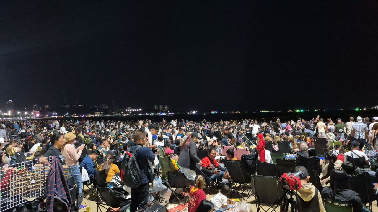 2025芭提雅烟花节盛大开幕,数十万游客涌入海滩观赏烟花