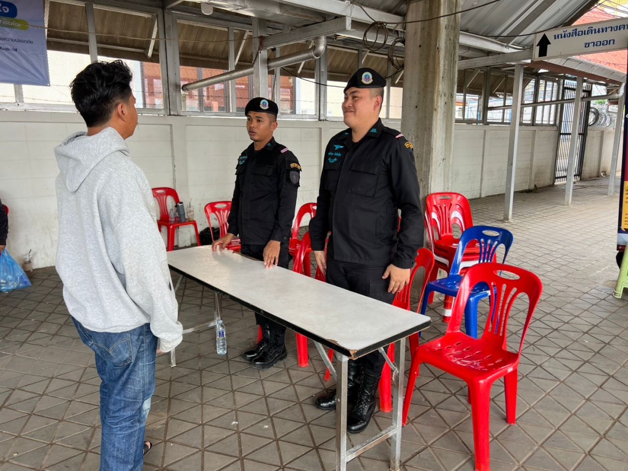 东部军队允许跨境到波贝工作，赌场员工除外