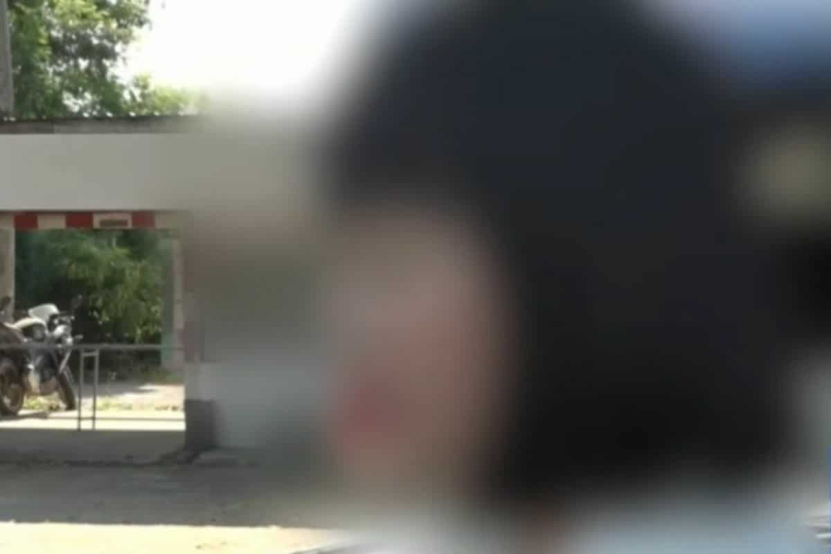 官员在餐厅向妇女索要性行为