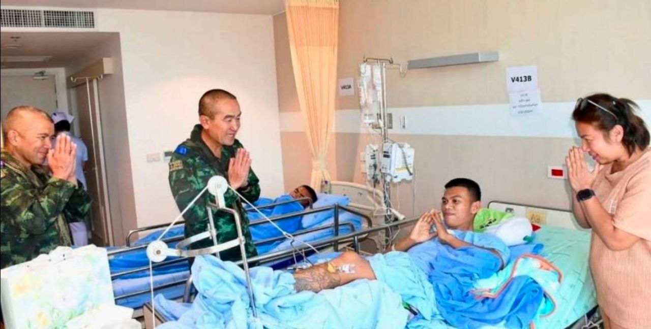 第12特战队指挥官探望边境冲突中受伤士兵,确保全力照顾