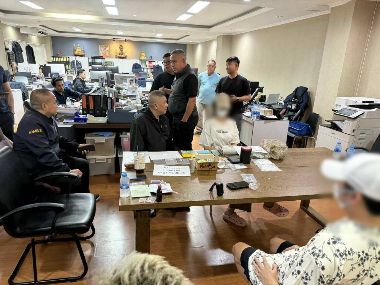 警方突袭“陪酒男孩”毒品网络,重大嫌疑人落网