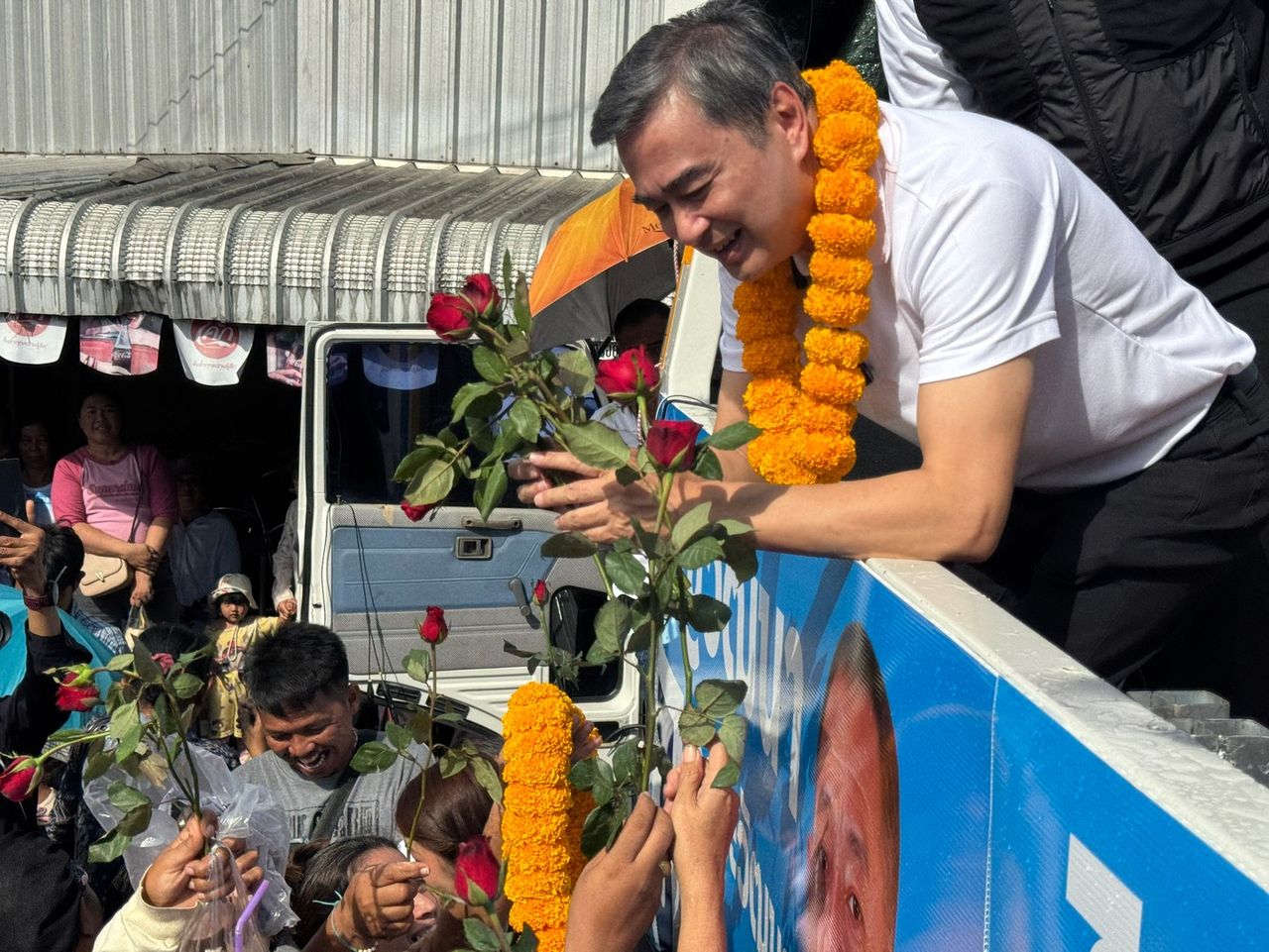 “阿彼悉”访问Si Chon 推出新生婴儿补贴65000泰铢 并给老人1000泰铢补贴