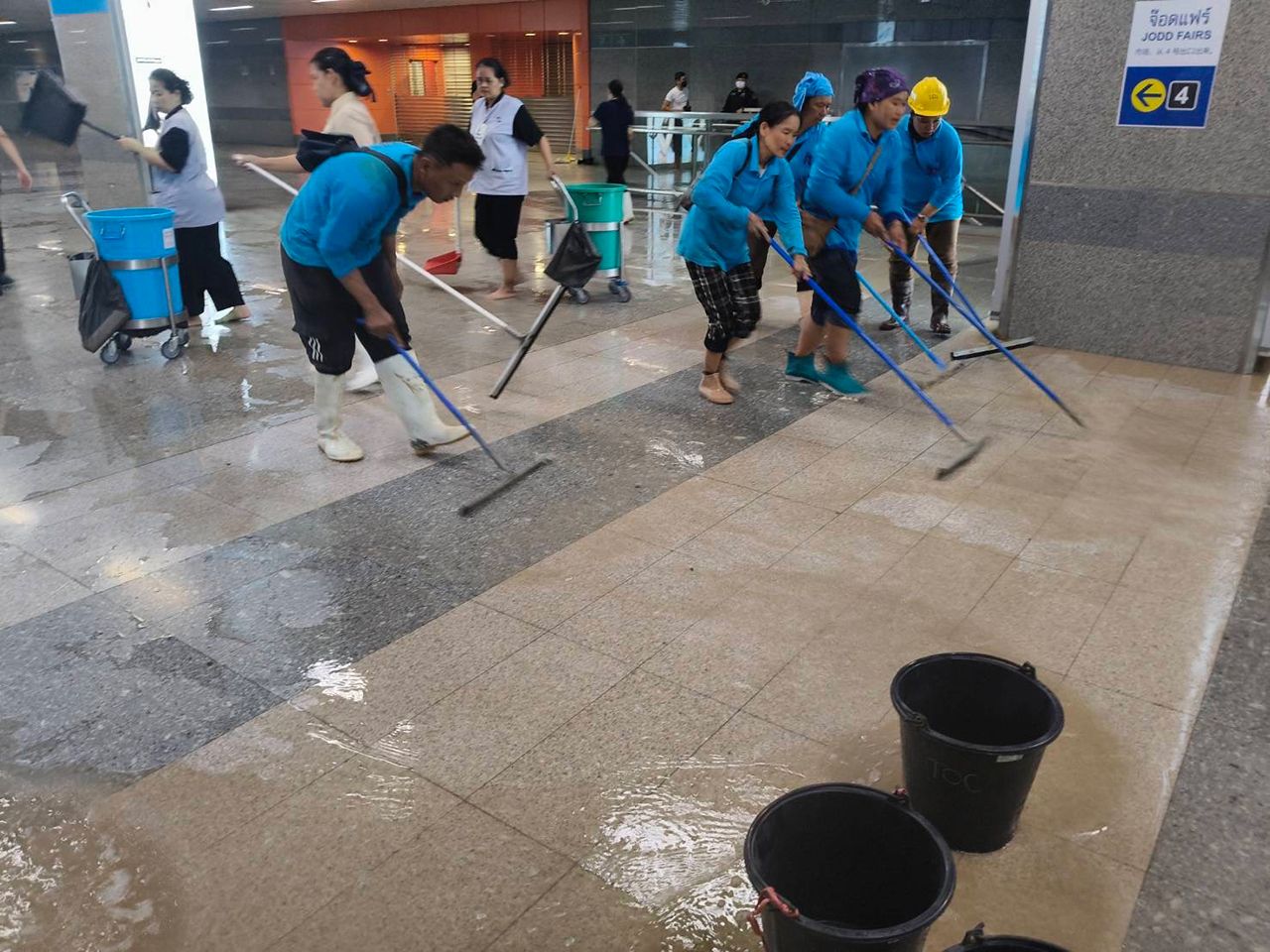 地铁公司下令停止AIA大楼与地铁站之间的连接通道施工，因文化中心站洪水泛滥
