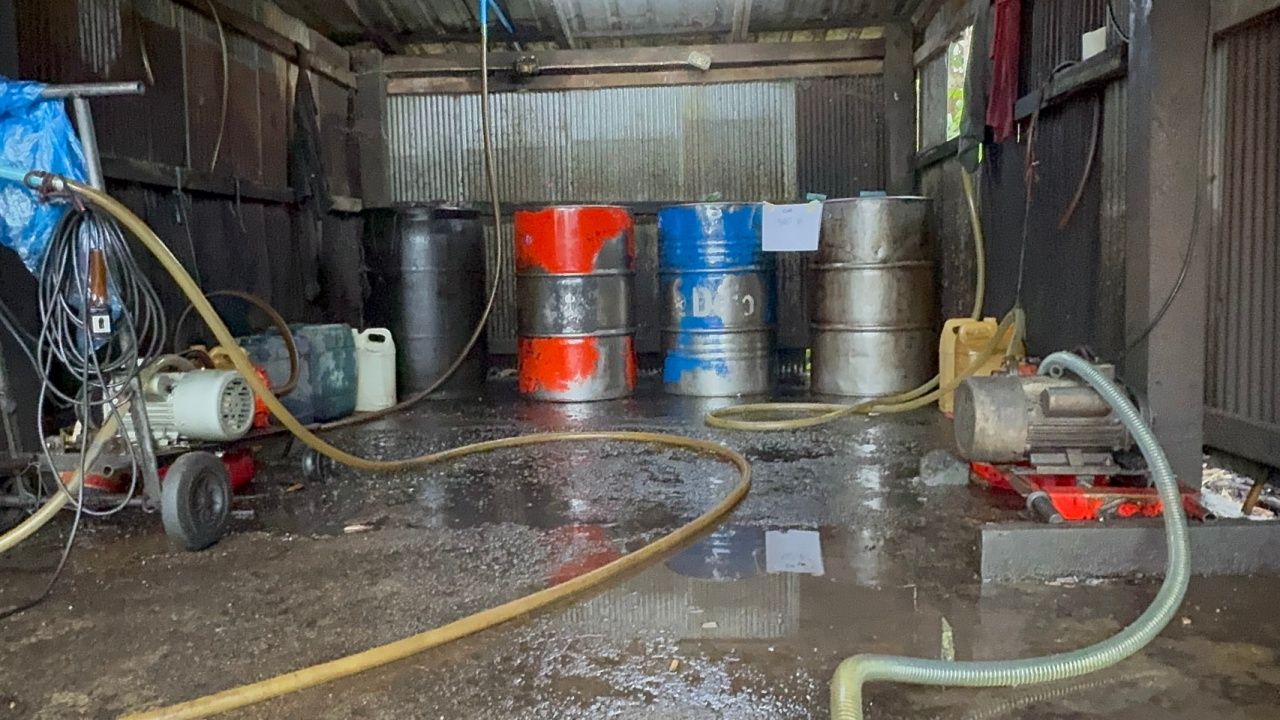 官员追查爆炸案嫌犯，发现非法石油仓库，查获9,230升走私石油