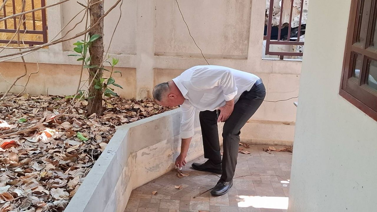 年轻商人忍无可忍，豪华住宅区高尔夫球场数百颗高尔夫球砸入房屋