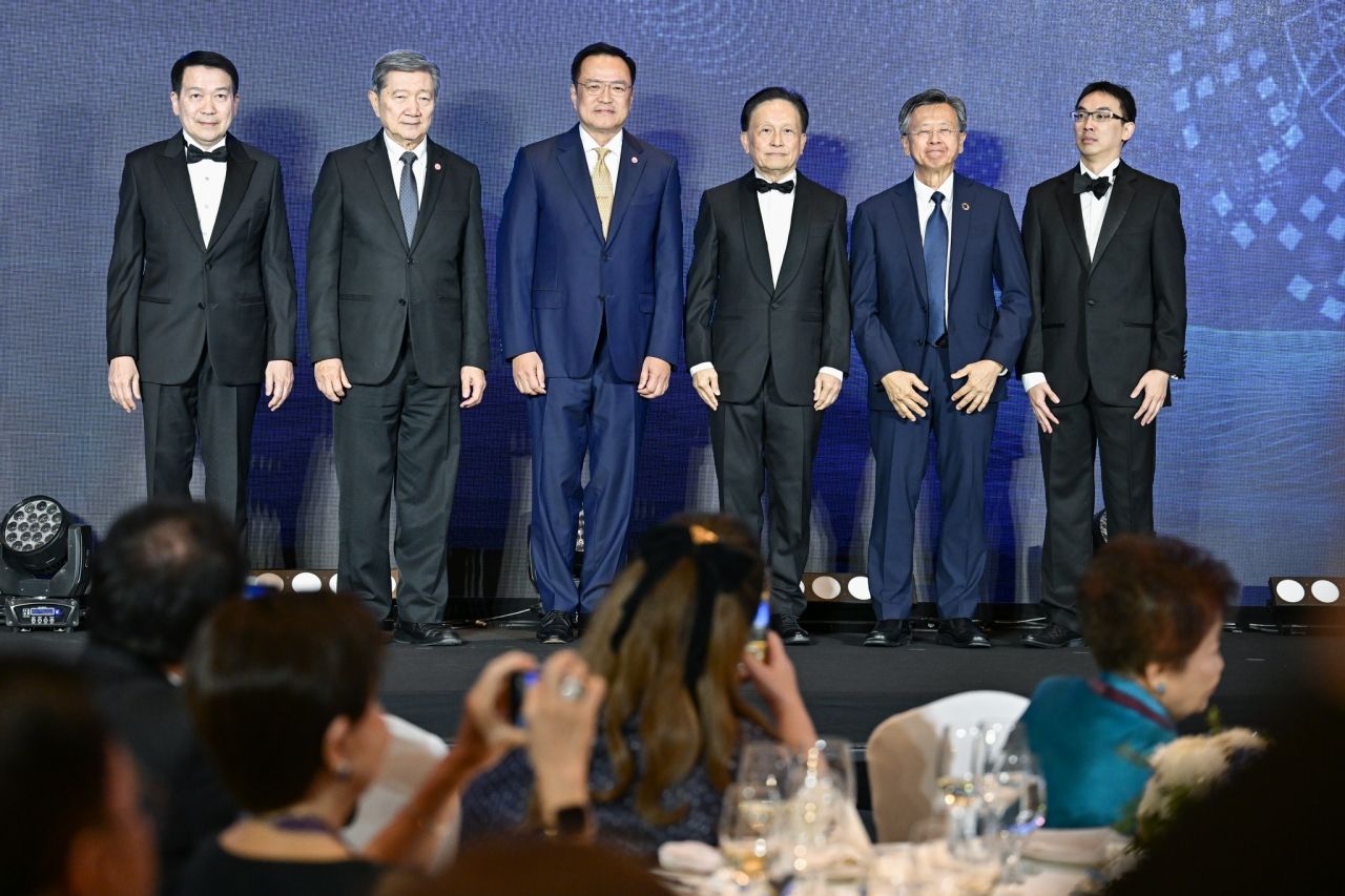 总理祝贺两位获得 2568 年度玛希敦大学奖的得主，赞扬他们的奉献精神