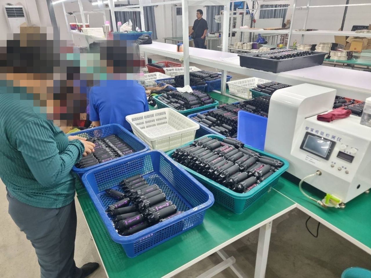 突袭巴吞电动香烟制造工厂，发现大型机器和数万件赃物