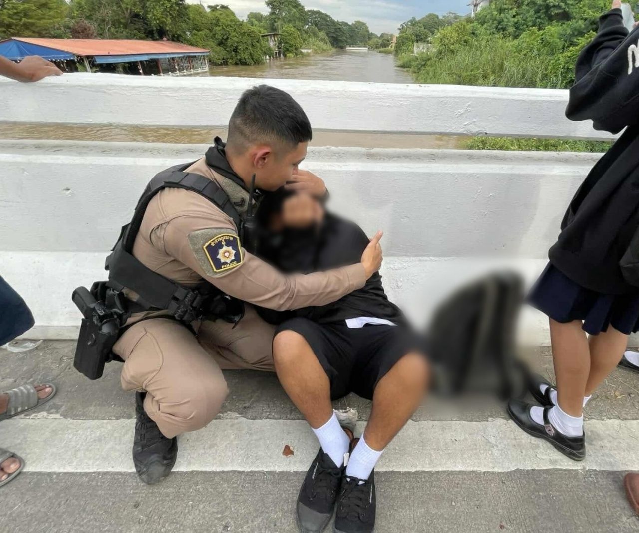 两位英雄警察敞开胸怀 劝导帮助15岁孩子对抗压力避免跳桥