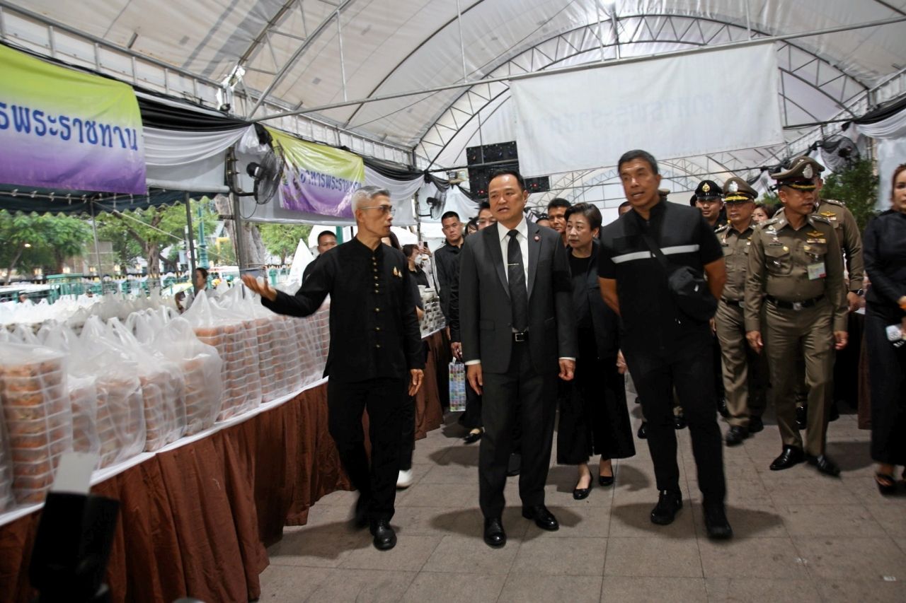 总理视察民众致敬先王,称赞“查察”及志愿者