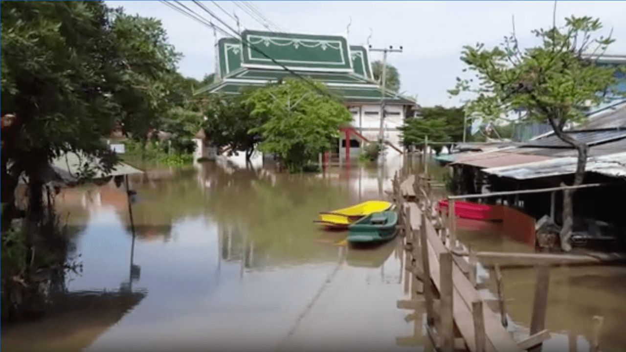 大城府仍遭受洪水影响,部分地区水位高达4-5米,当地居民表示尽管不如54年严重,但今年持续时间更长
