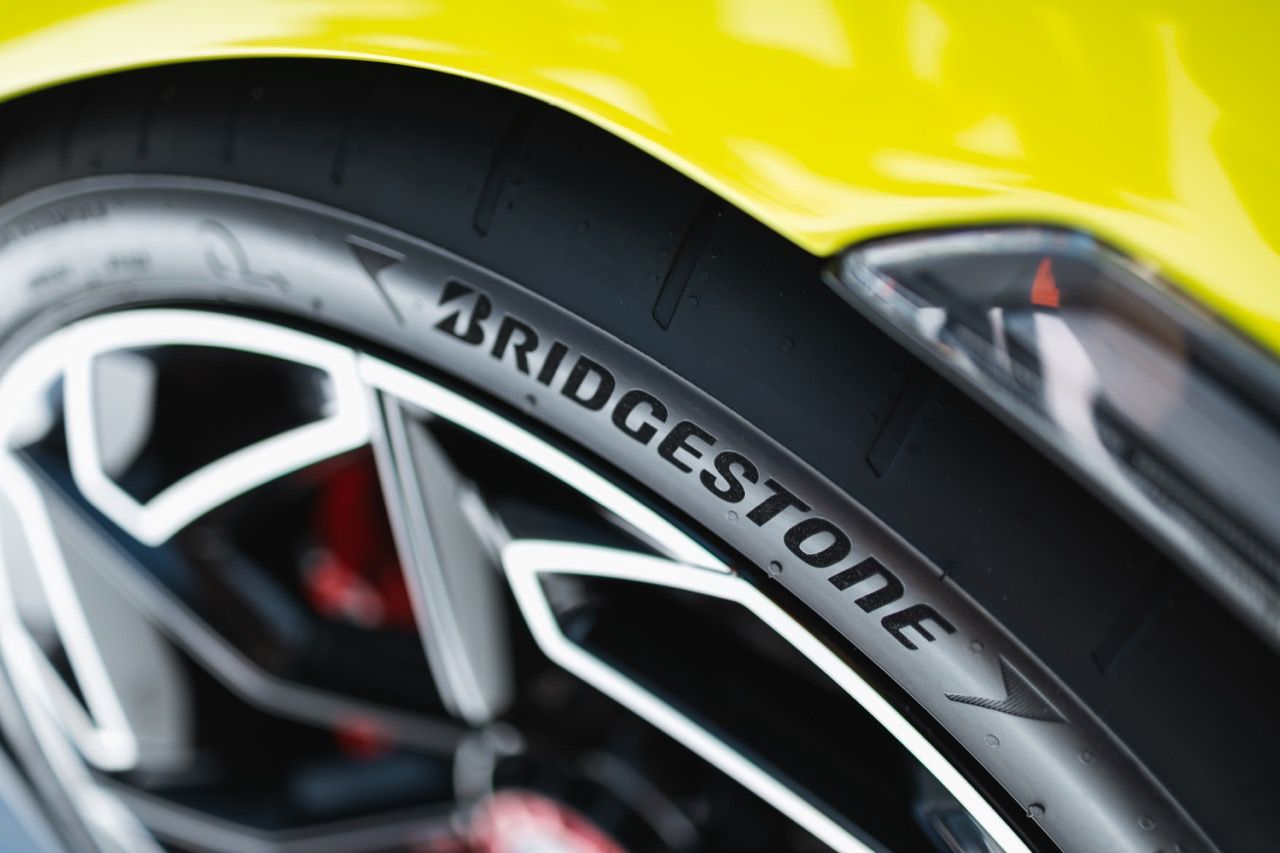 Bridgestone Potenza Sport 用于 Lamborghini Fenomeno 的轮胎