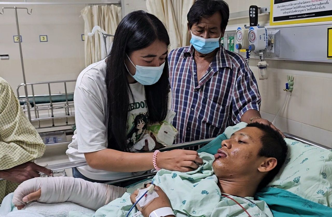 “士兵” 打电话给母亲说腰带不见了，随后踩到地雷，失去了腿，家人向政府留言