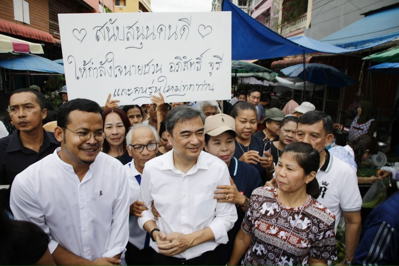 合艾市民为“阿披实”加油,这是他重返党魁后的首次南游