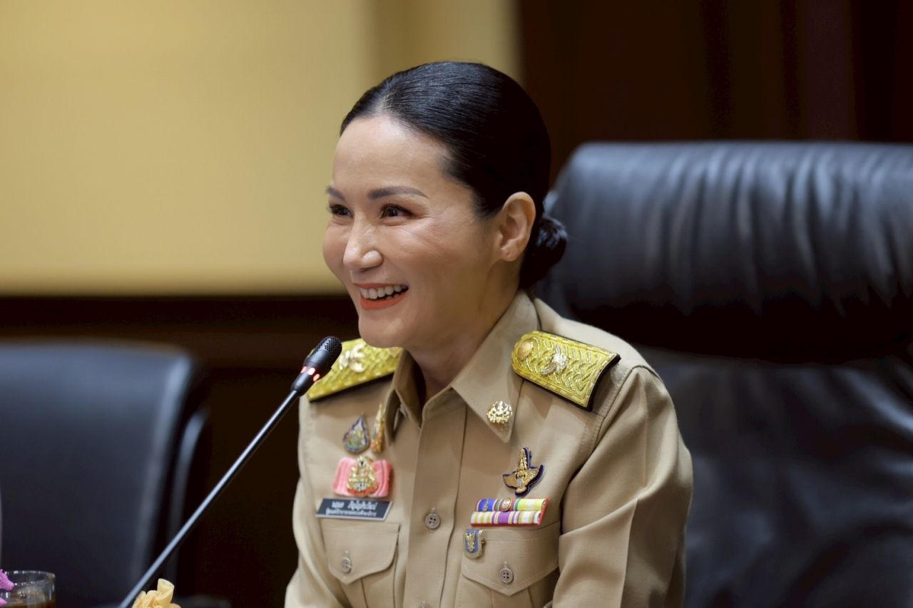 “纳露蒙” 带两位教育副部长到教育部参拜神圣，强调续推工作无障碍