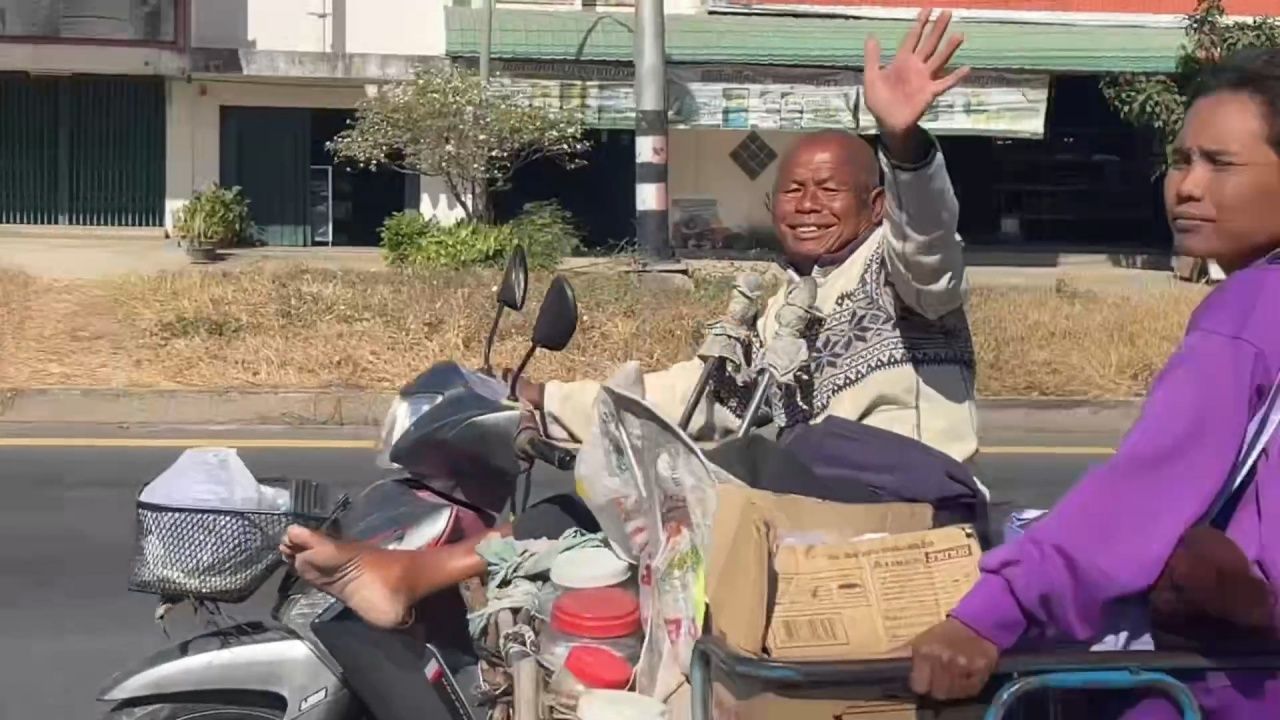 边境民众开始返回家园，因公告允许返乡