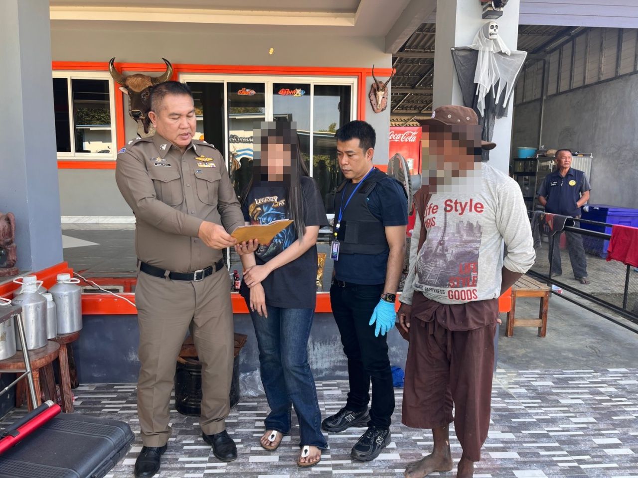 网络警察捣毁碧武里府非法枪支藏匿点，丈夫社交媒体炫耀，妻子倒霉被捕