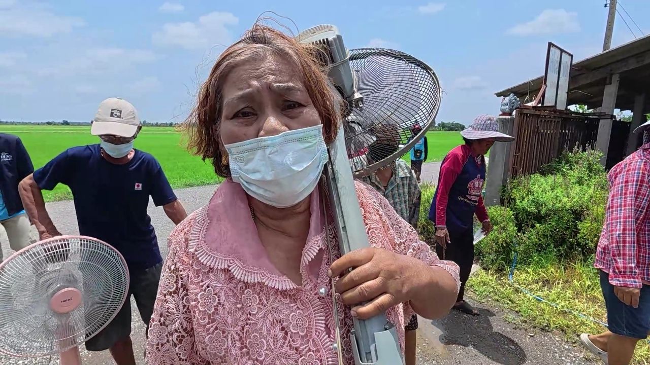 村民不堪忍受举风扇抗议烧炭厂，68岁老妇抱怨臭味致丈夫病逝