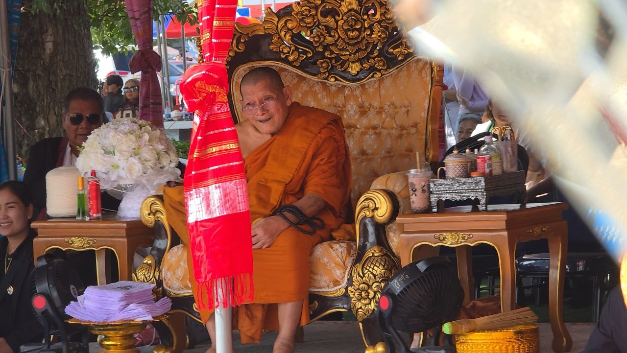 祭奠“鲁昂浦石拉”肖像雕塑四周年，香点出本期幸运号码