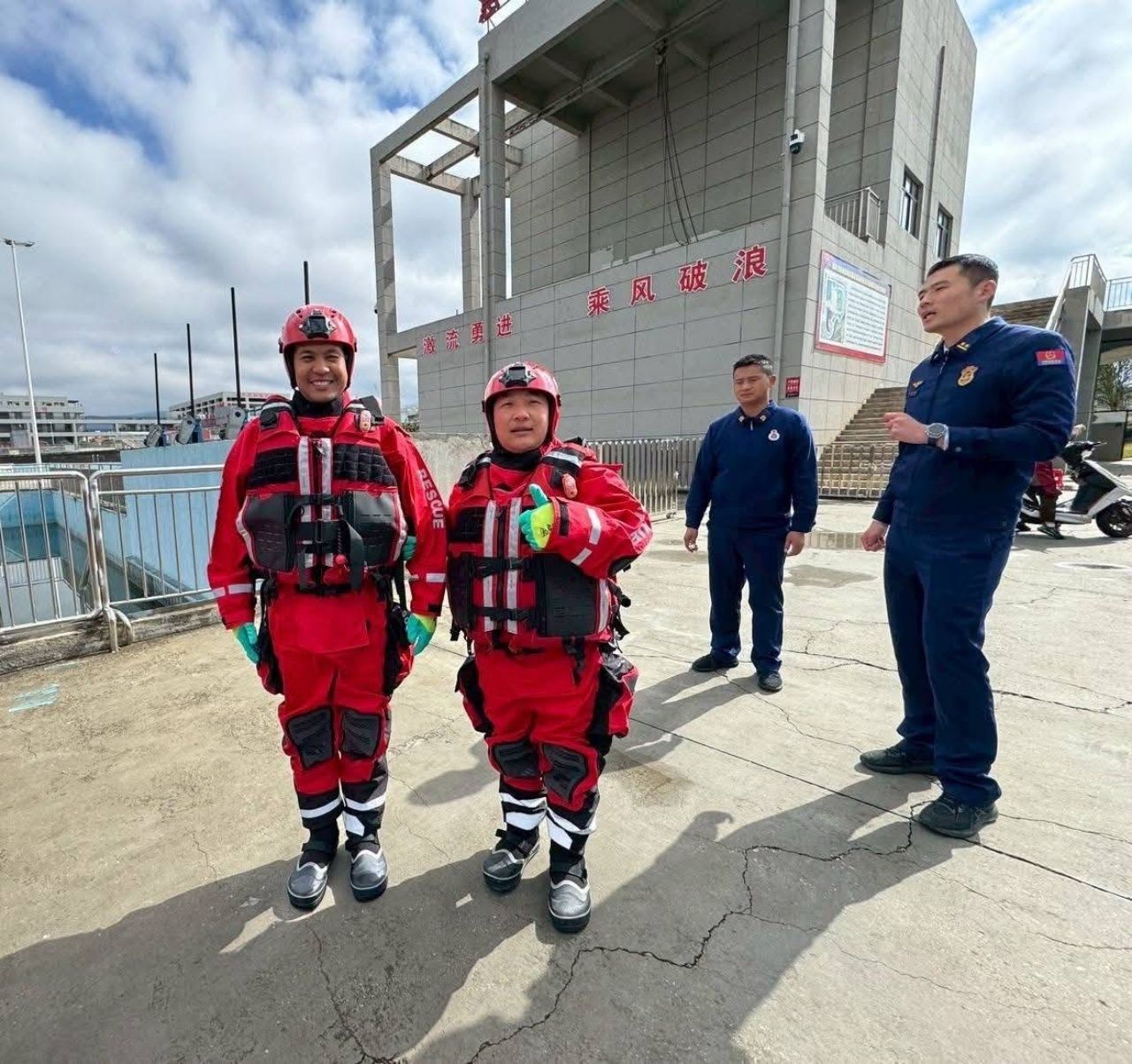 坚韧不拔:首位通过全球水上救援标准的泰国女救援员