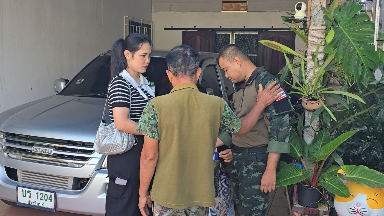 凶残邻居杀害“中士”,刺伤超过18处,巴真武里警察加紧追捕