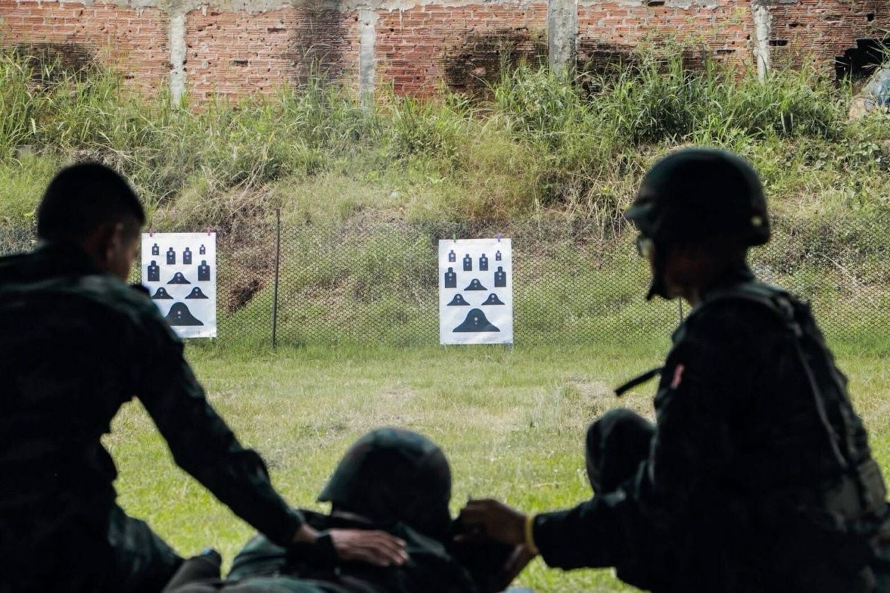 新兵首次实弹射击，强调熟练度