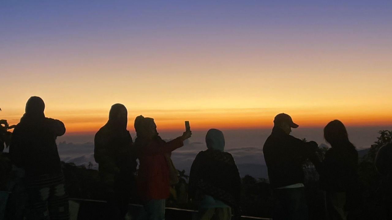 清迈热闹异常,今天早上因他暖山顶温度4度,再次出现“霜冻”