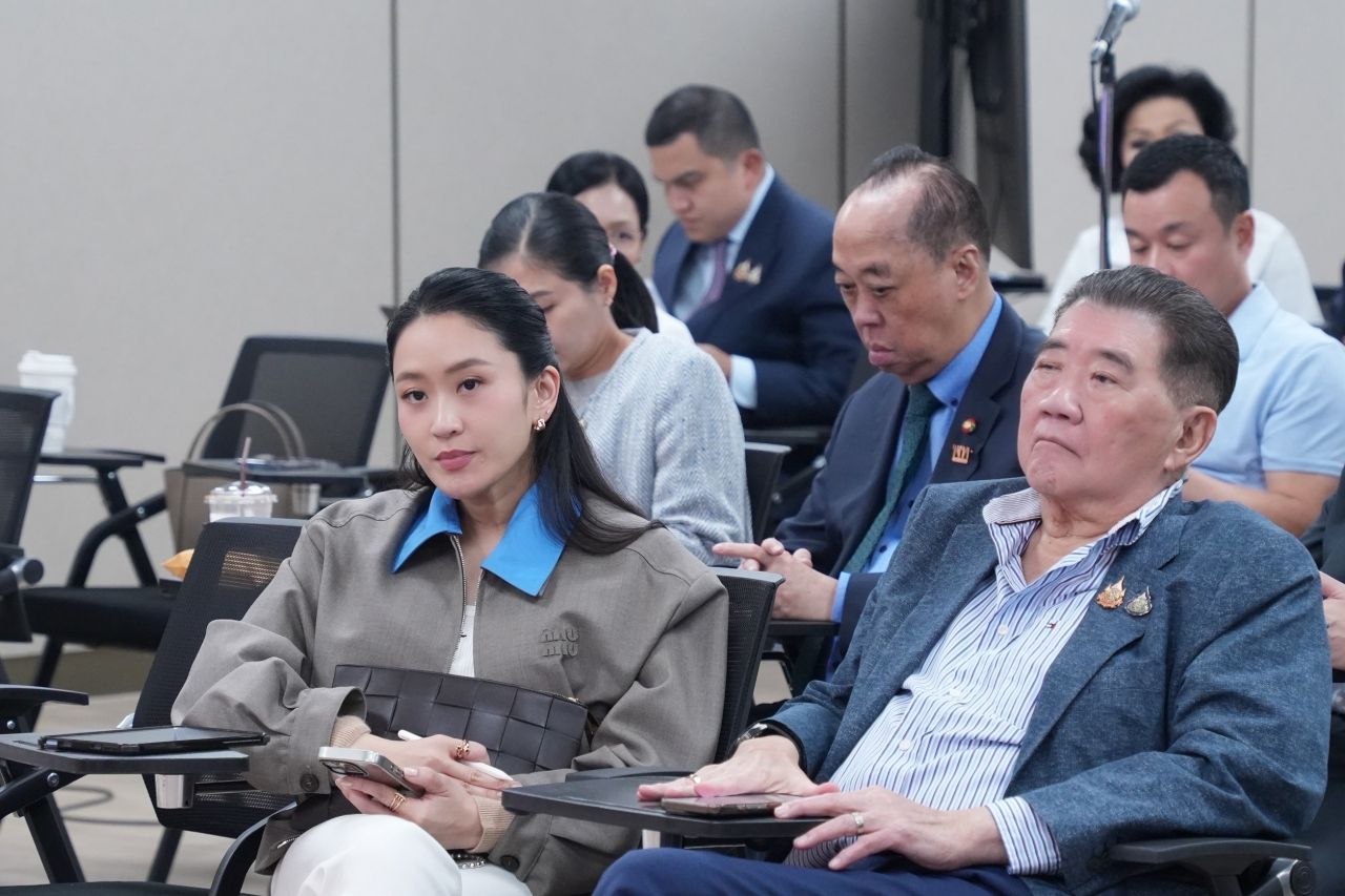 “你问女朋友帕查曼”加入为泰党，对议员说“加油哦”，成员欢呼“西那瓦”继续奋斗