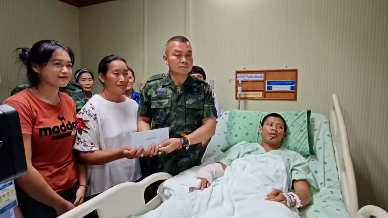 将军访问慰问踩到地雷的士兵 强调军队职责不变