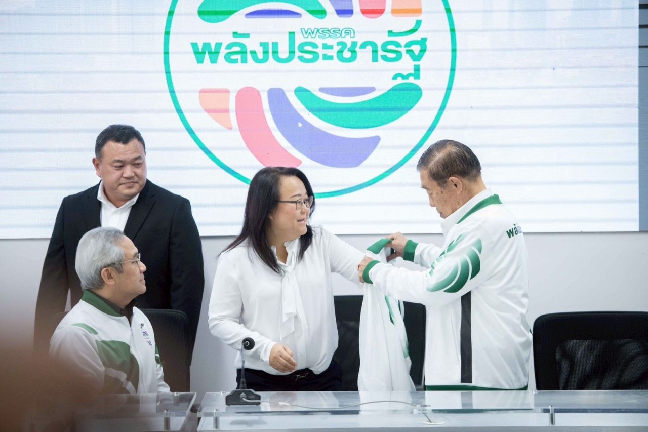 人民力量党推出前泰国自豪党“背叛”议员,举家加入“比格庞”