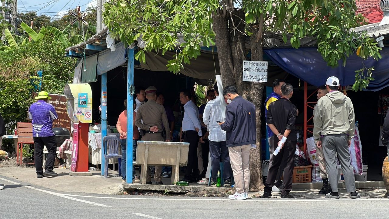 邦拉克帕塔纳市长收回公有渠道，几乎与村长发生冲突，开杂货店十余年