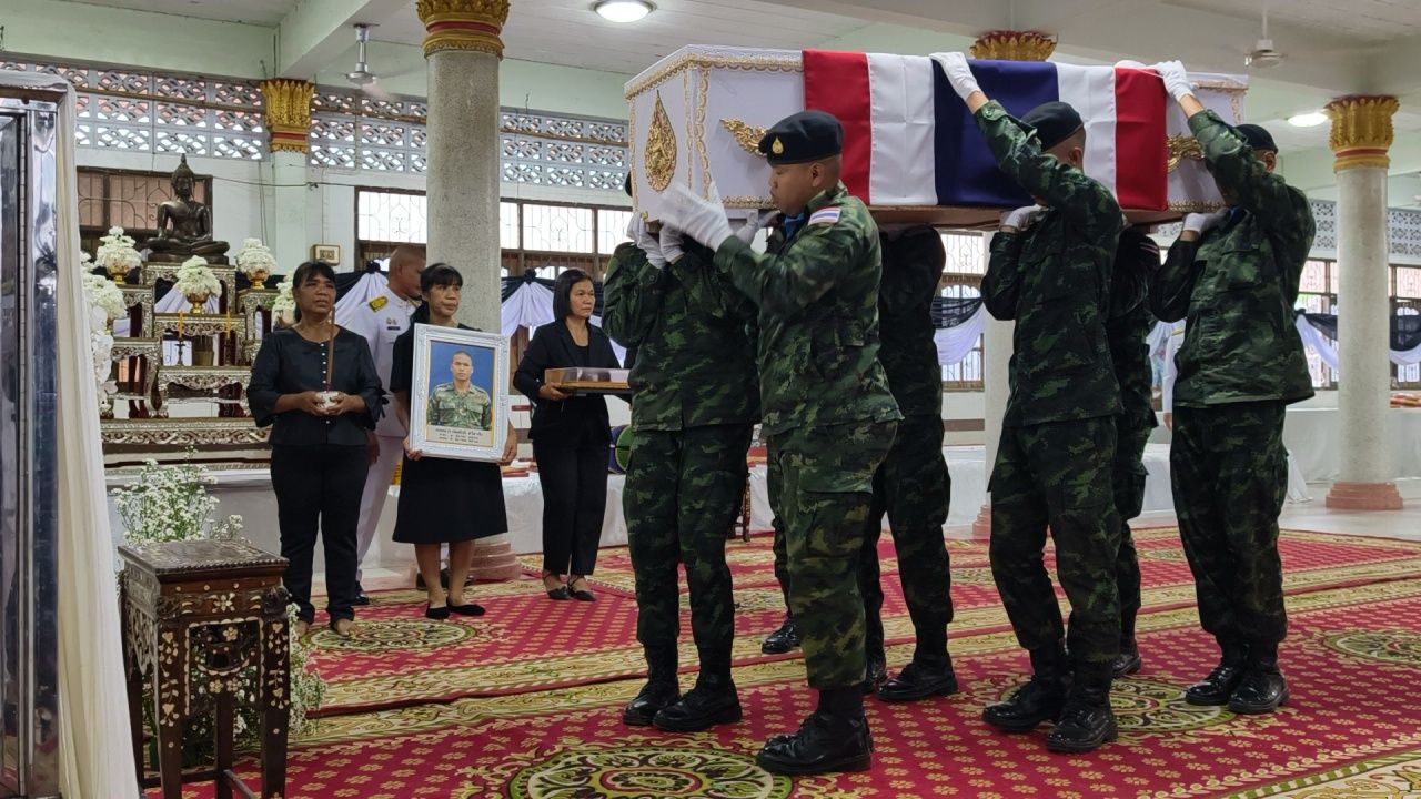 “士兵特德萨克”的遗体回到故乡,哥哥承诺继承弟弟的梦想