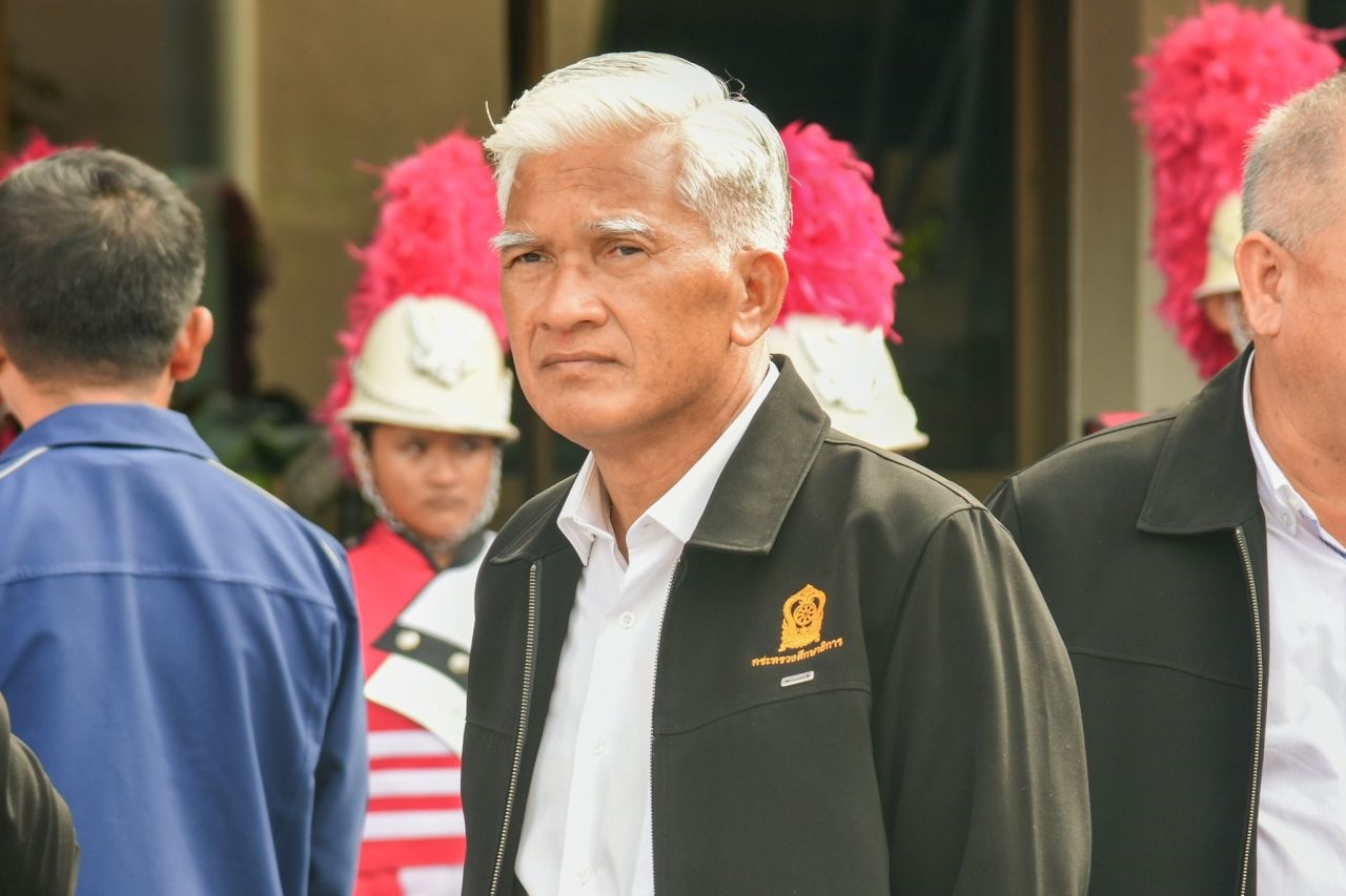 教育部常务秘书澄清“纳鲁蒙”服装争议，强调放假期间教师和学生可着便服