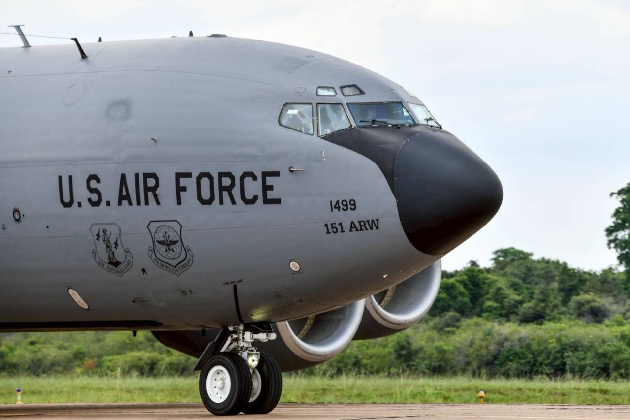 泰国空军 F-16 从美国加油机进行空中加油