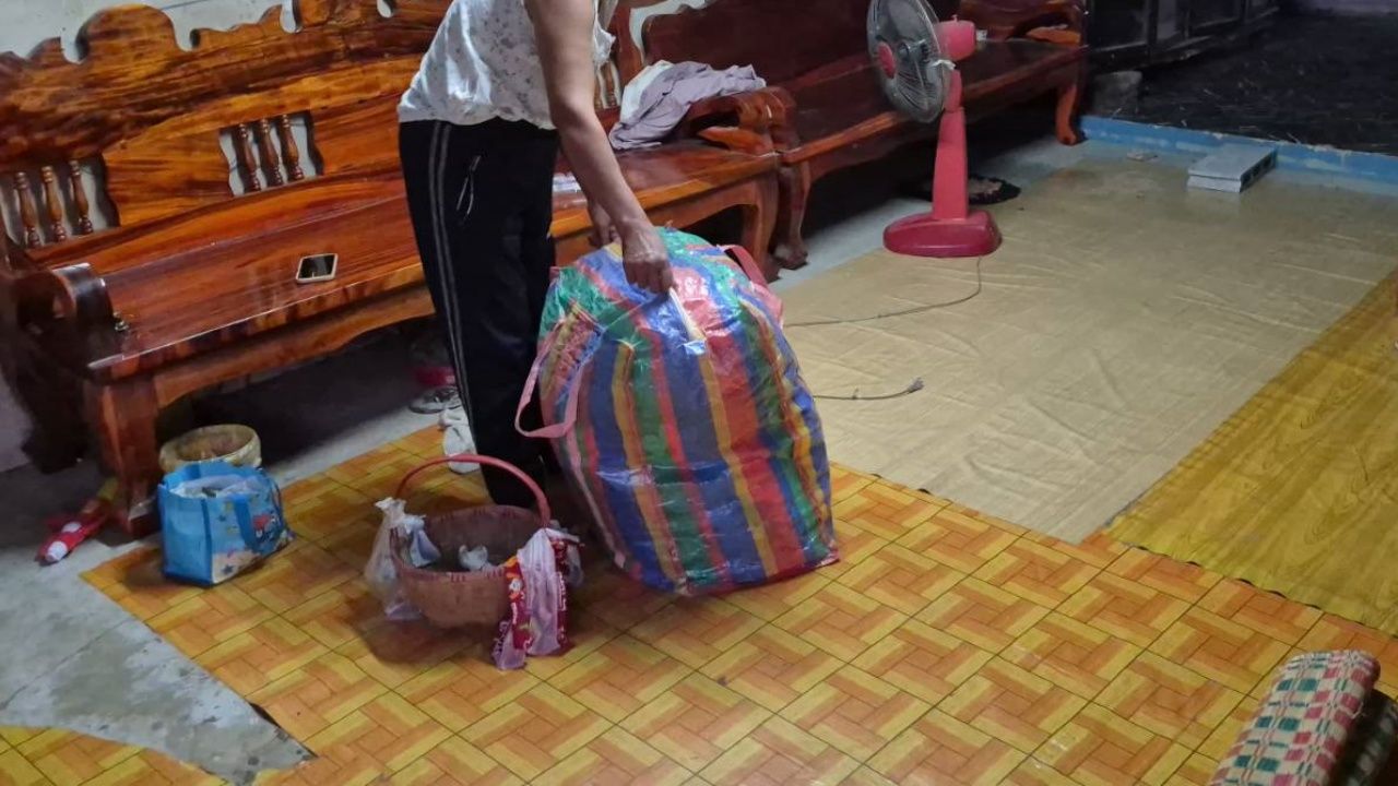 武里南府居民担心冲突升级,持续撤离到避难中心