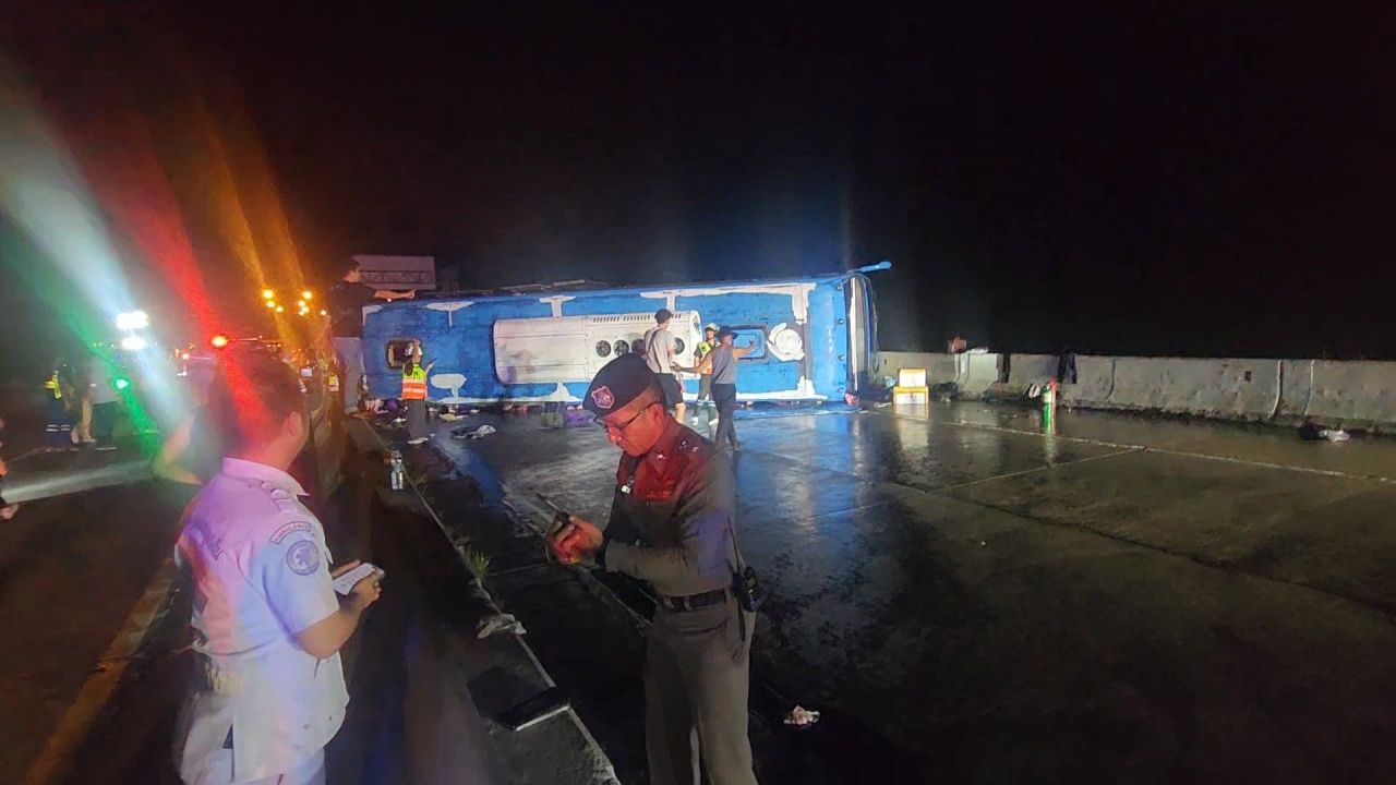 客车翻覆在昆坛山坡,乘客多人受伤,并发生连环事故