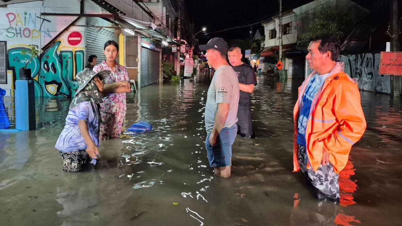 暴雨袭击清迈，山洪涌入居民家中，需4小时排水