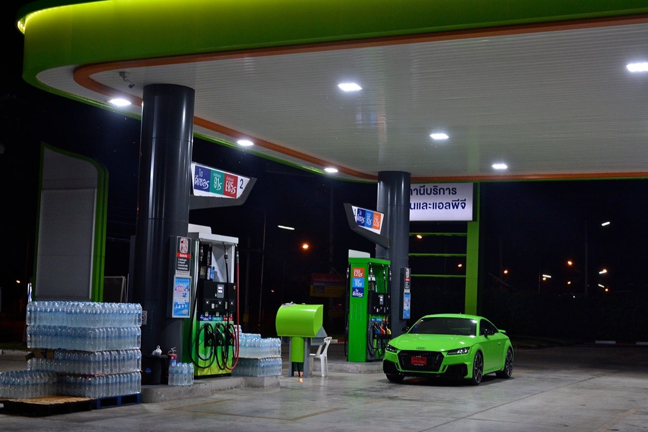 加油前下车好吗?滑手机很危险哦!