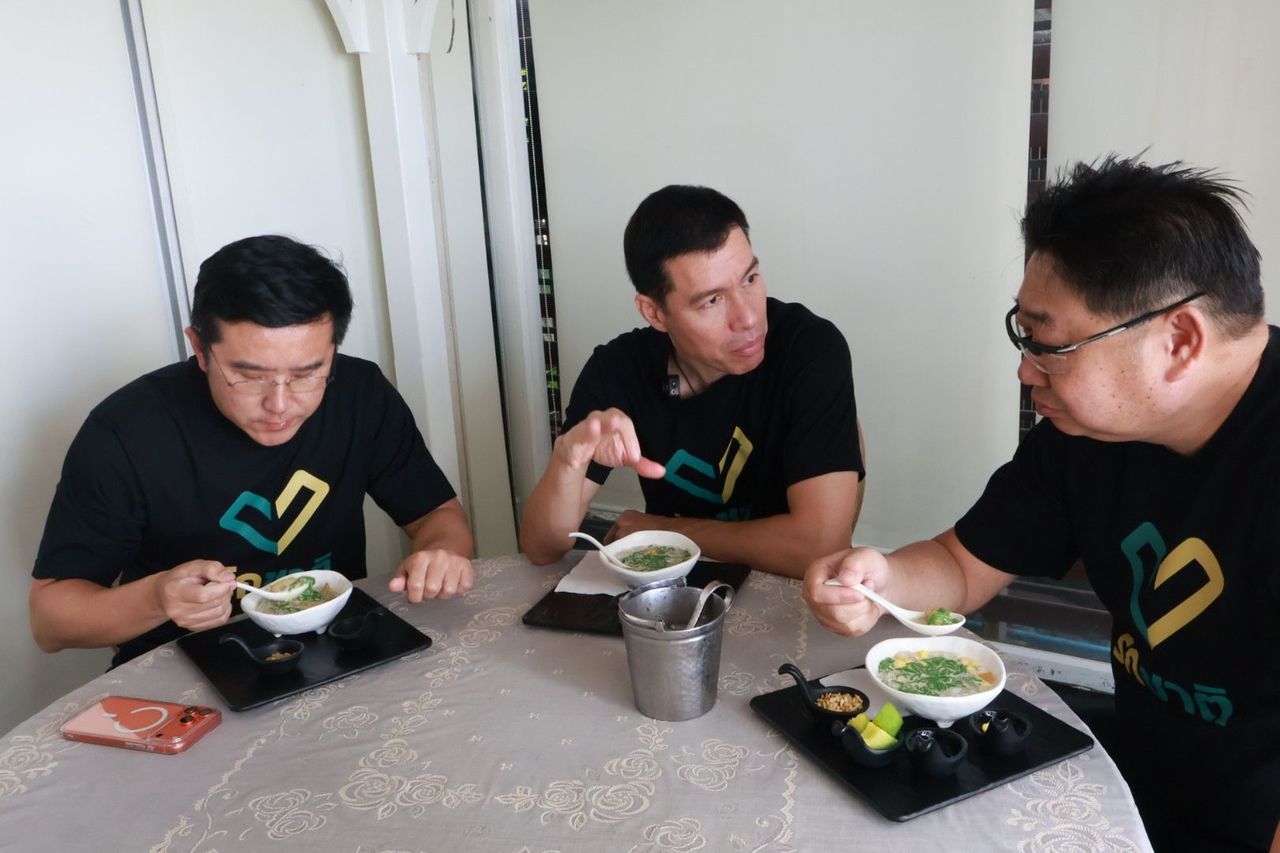 “柴武治-詹沙”品尝瓦杰寺的糖水，走访马哈柴市场，推动一证通达资金政策