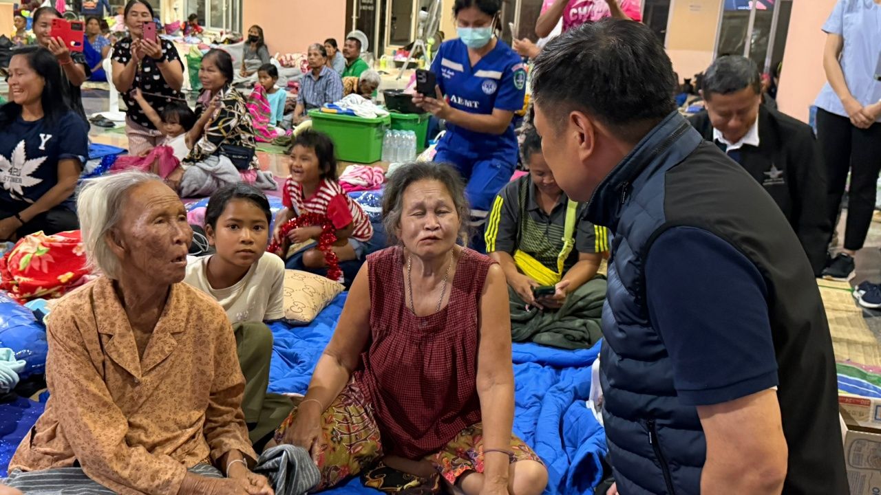 总理访问素林避难中心，鼓励公众，承诺照顾直到局势缓和