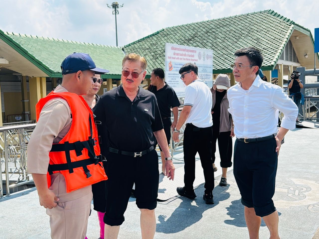 นครอินทร์-พระราม 5 路段积水深度超过 50-60 厘米,小型车辆及电动汽车建议避免通行