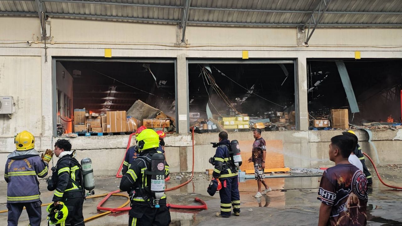 大型仓库在龙仔厝府发生火灾,损失金额尚无法估计