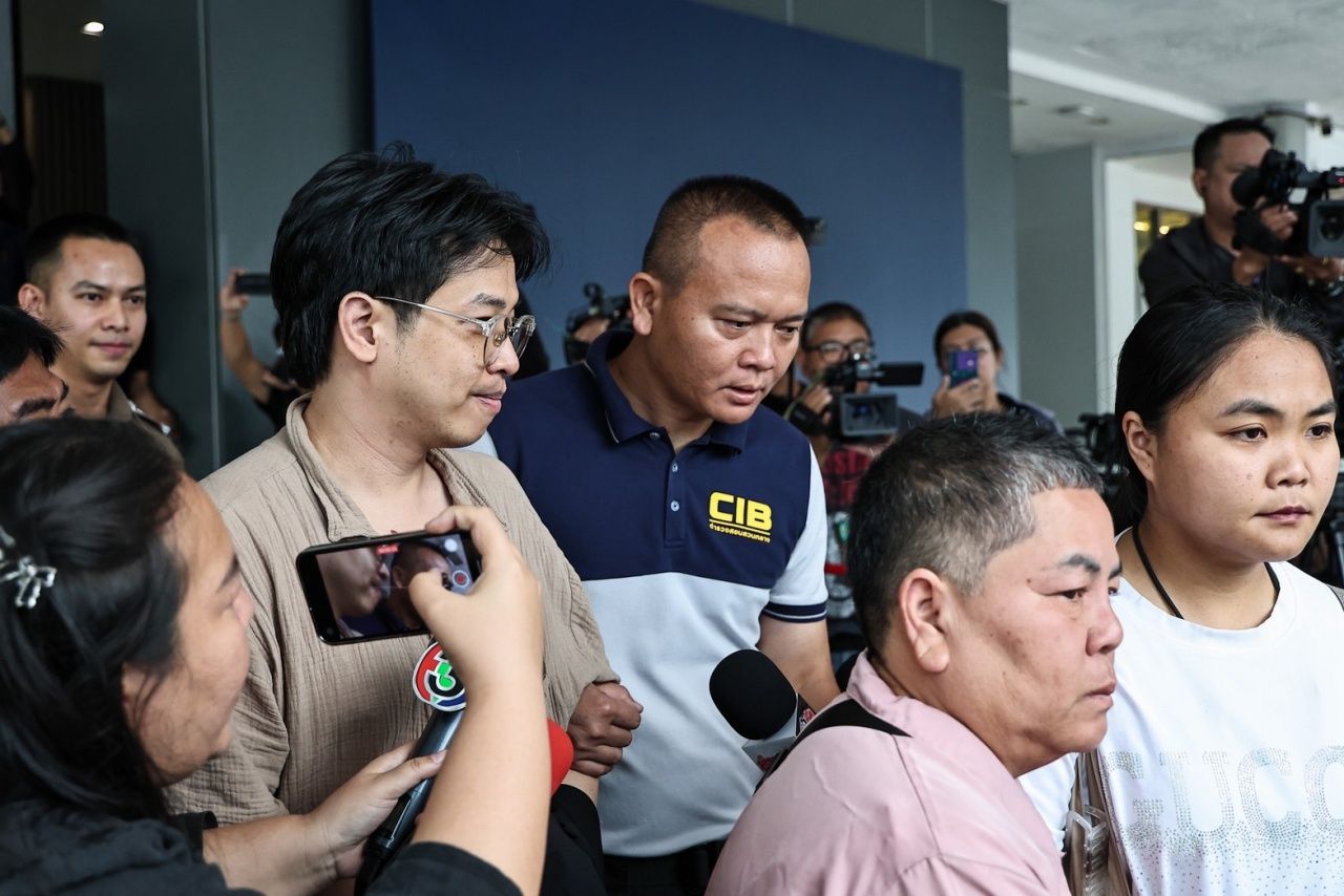 押送前僧人阿隆科塔与医生B直面保释反对，始终面带微笑，不回答媒体提问