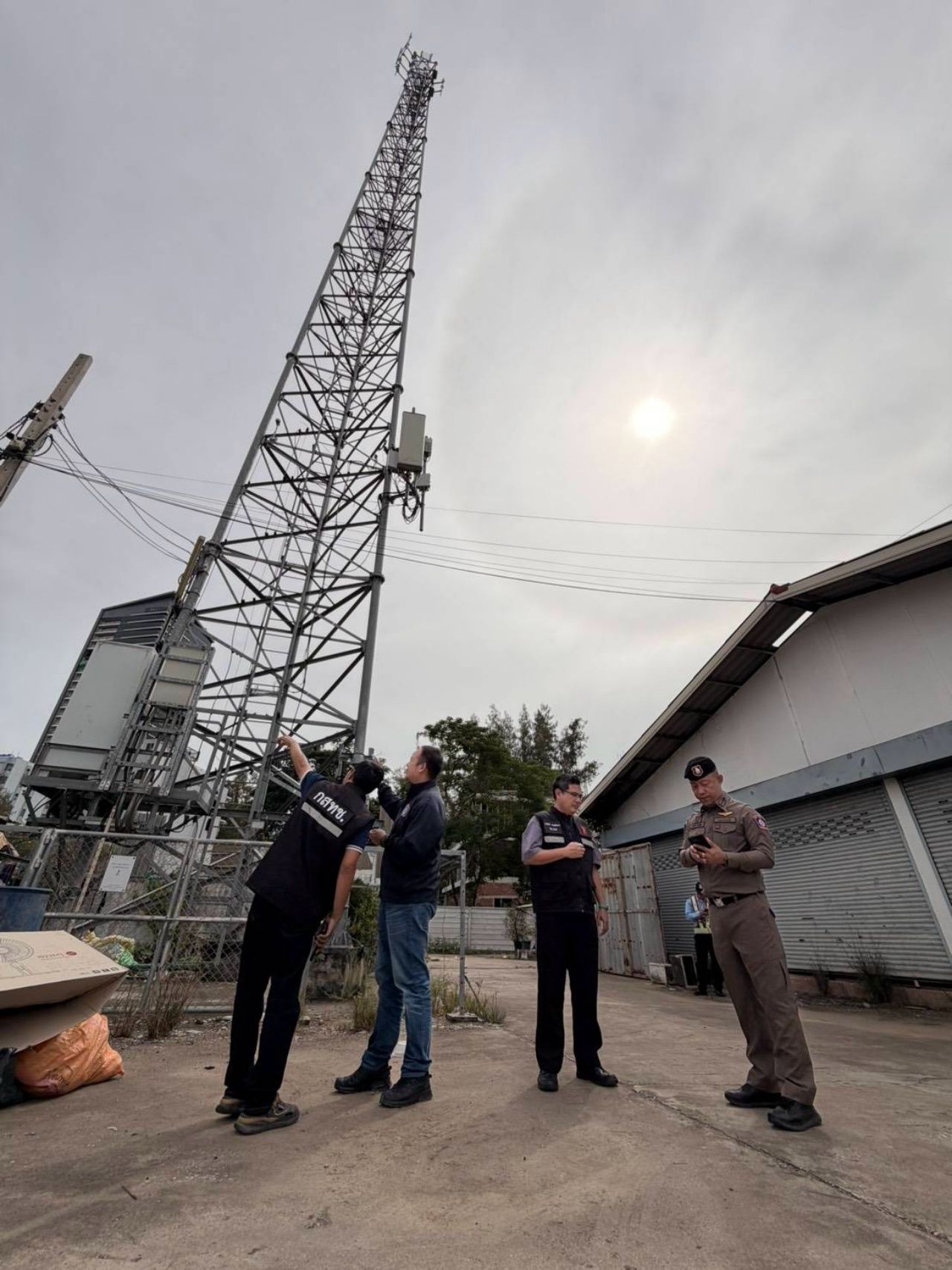 沙缴警察与国家广播电信委员会联手拆除边境信号塔,制止跨国呼叫中心诈骗团伙