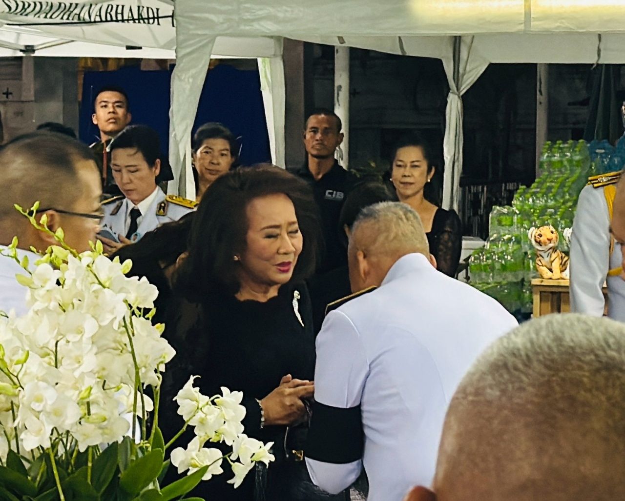 桂英女士与女儿参加“警察总长陶沙”的母亲葬礼