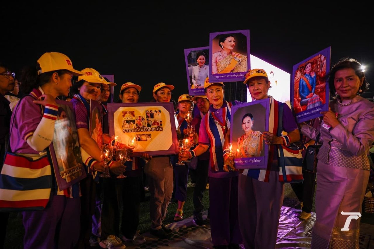 总理及配偶带领民众点燃蜡烛祝贺“皇后”生日