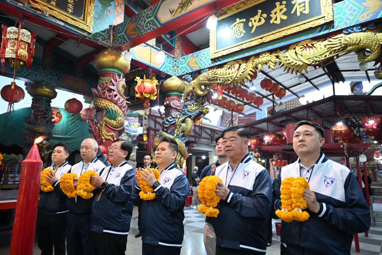 沃拉伍领导团队在素攀武里祭拜神灵，为泰国自豪党5区候选人加油